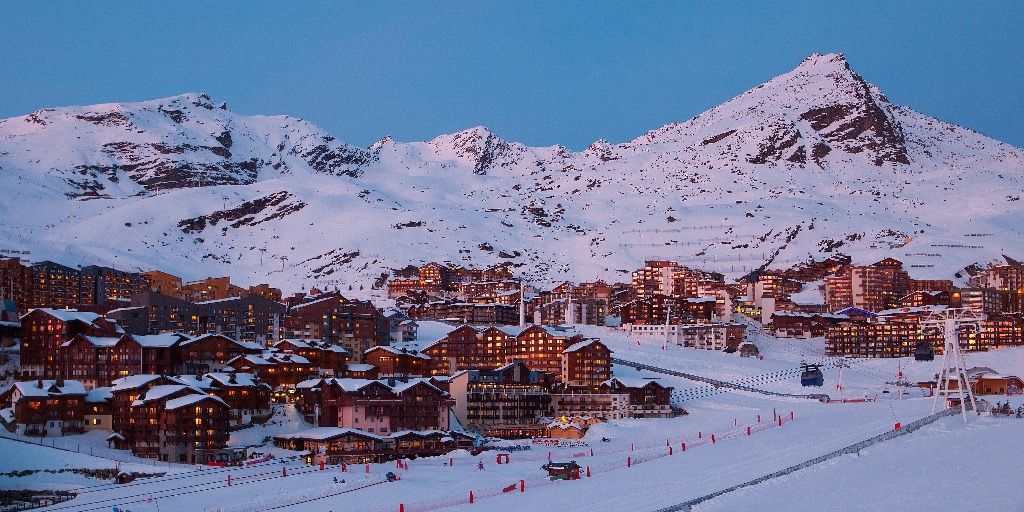 Panorama van Val Thorens bij zonsondergang